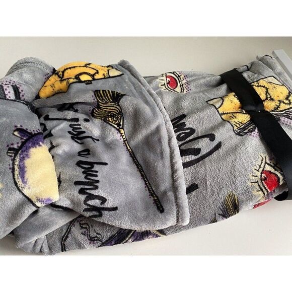 Disney Hocus Pocus Sanderson Sisters Soft Throw Blanket Grey 50x70 Halloween NEW - Picture 10 of 10